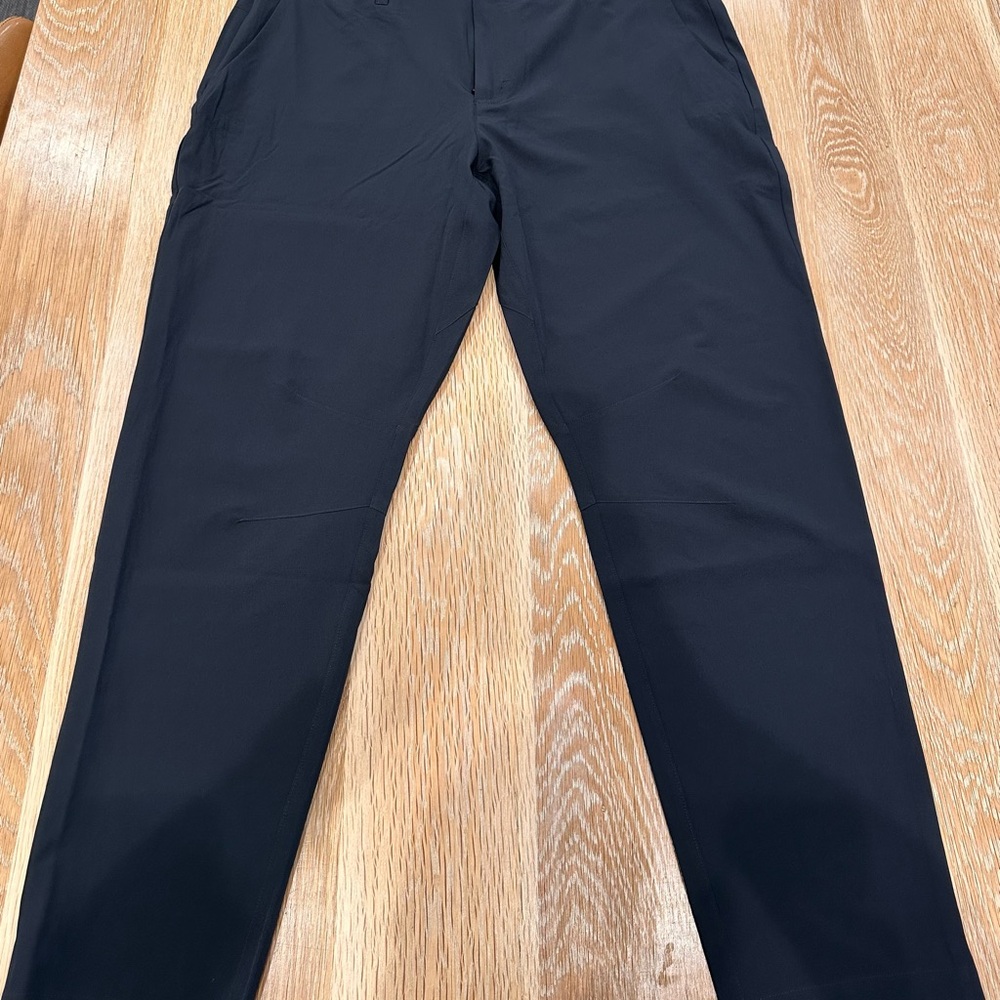 Fabletics men’s black golf pant